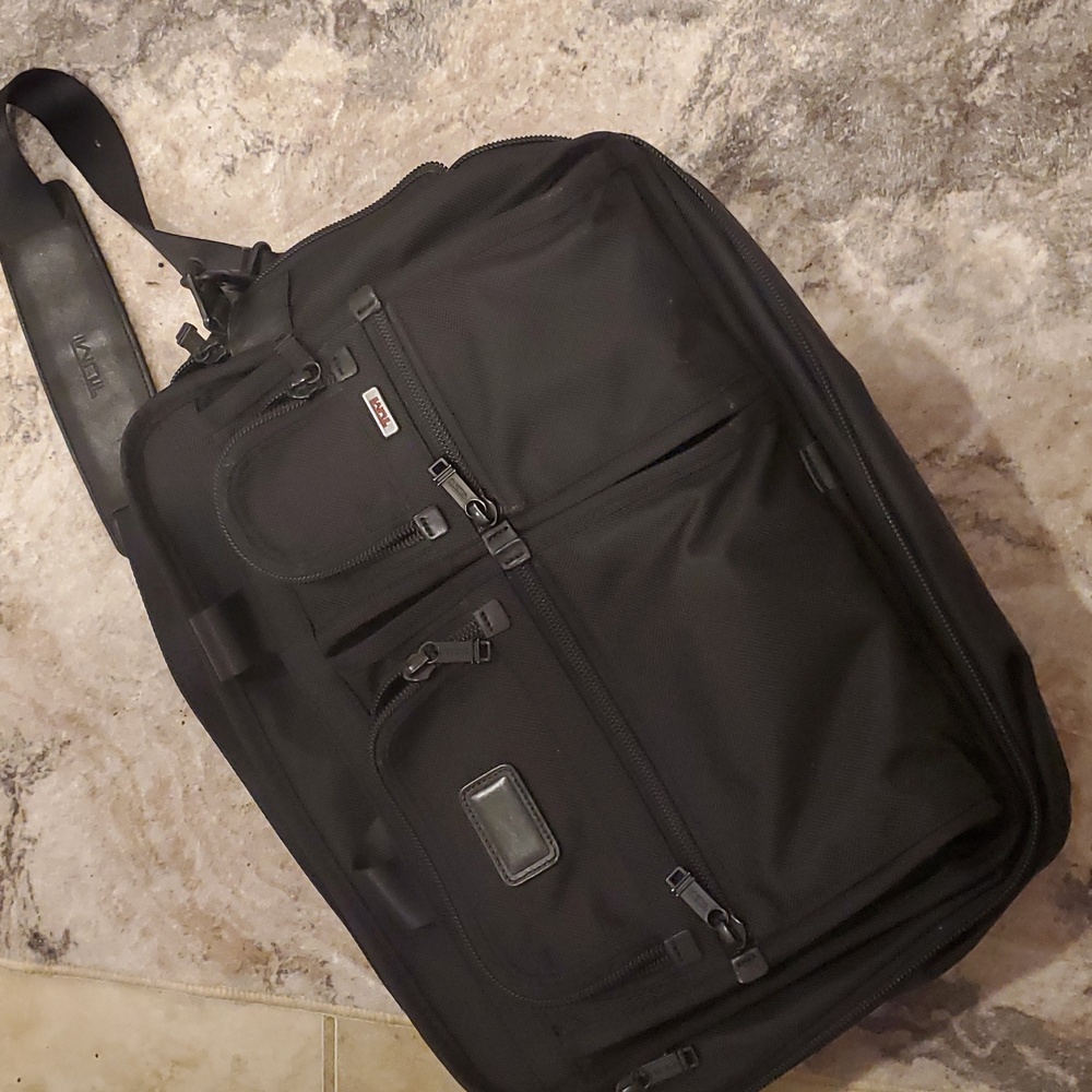 TUMI laptop  17”x12x8” great condition